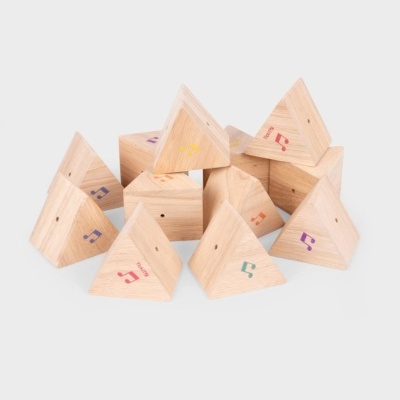 Dez prismas triangulares em madeira com notas musicais coloridas