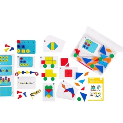 Conjunto colorido de brinquedos educativos com peças geométricas e cartões de padrões.