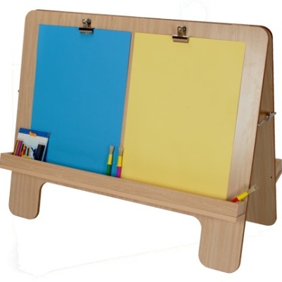 Suporte de madeira com duas pranchas coloridas (azul e amarelo) e material de desenho
