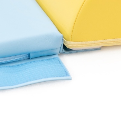 Duas almofadas quadradas azul claro e amarelo com fechos de correr e velcro, fundo branco