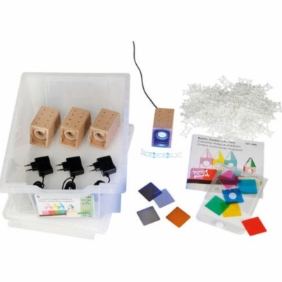 Conjunto completo de projetores de madeira e acessórios coloridos para montagem sobre mesa branca.