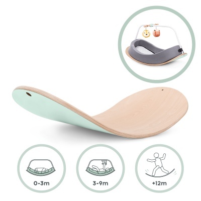 Brinquedo ergonómico de madeira com acessórios pendurados e ícones de indicação de idades