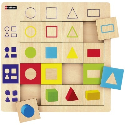 Jogo de madeira colorido com formas geométricas para encaixe da Nathan