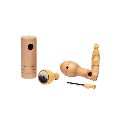 Apitos para cães em madeira clara com diferentes peças e texturas