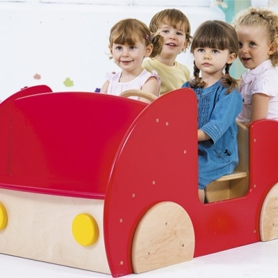 Cadeira infantil em forma de carrinho vermelho com detalhes amarelos e rodas de madeira