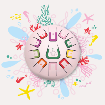 Objeto circular rosa com números coloridos e decoração marinha ao redor