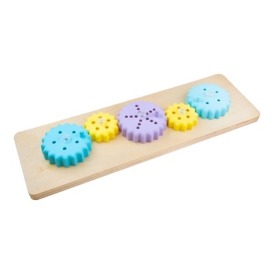 Painel de madeira com cinco engrenagens coloridas em azul, amarelo e lilás