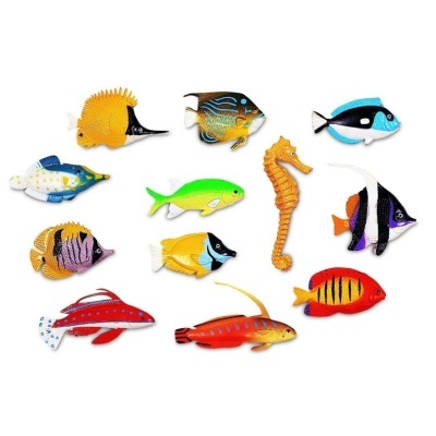 Conjunto de 12 peixes decorativos coloridos em madeira sobre fundo branco