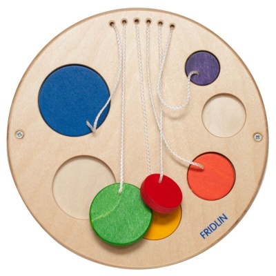 Jogo de madeira redondo com discos coloridos e cordas