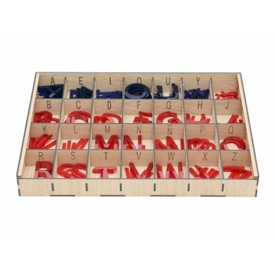 Caixa organizadora em madeira clara com letras de plástico vermelho e azul