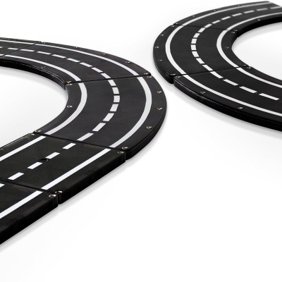 Peças de pista de corrida de brinquedo em plástico preto com linhas brancas.