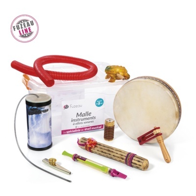 Conjunto de instrumentos musicais educativos com tambor, apitos, chocalho e caixa transparente