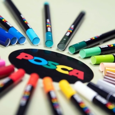 Marcadores coloridos Posca organizados em círculo com logotipo Posca no centro