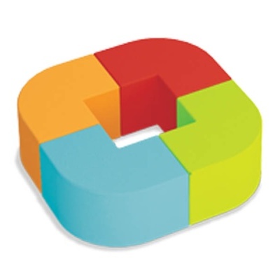 Almofadas coloridas em forma de quadrado com espaço vazio no centro