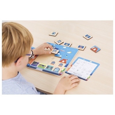 Criança a jogar jogo de tabuleiro educativo com peças de madeira coloridas.