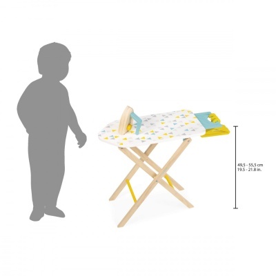 Mesa de passar roupa infantil com tampo em tecido branco decorado e ferro azul em fundo branco