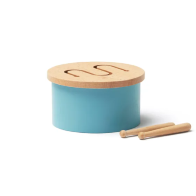 Tambor infantil azul com tampa de madeira e duas baquetas