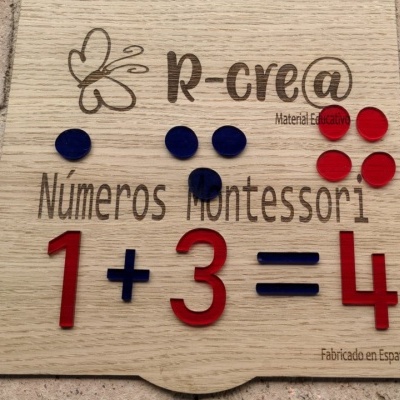 Tabuleiro de madeira com números Montessori e bolas para contagem