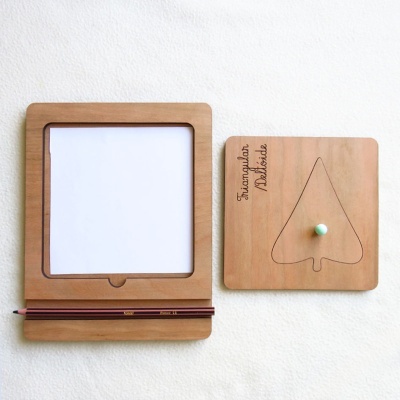 Peças educativas de madeira com desenho de triângulo e suporte para lápis