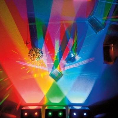 Luzes coloridas vermelha, verde e azul projetando padrões geométricos abstratos em parede e teto