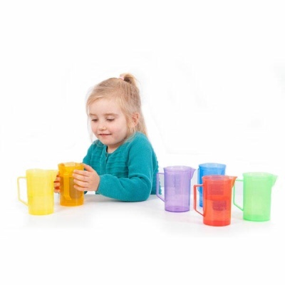 Copo medidor infantil colorido com alça e criança segurando copos