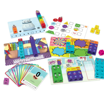 Jogo educativo com blocos numerados, tabuleiros ilustrados e cartas de números