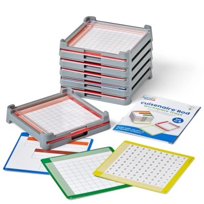 Conjunto de 6 tabuleiros quadriculados coloridos empilhados com manual e folhas com padrões