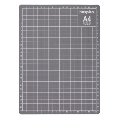 Tapete de corte cinza A4 com grelha e marcações centimétricas