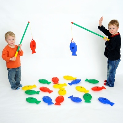 crianças a brincar com brinquedos de pesca de madeira coloridos