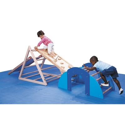 Estrutura de brincar em madeira clara com componentes azuis e crianças a brincar em chão azul