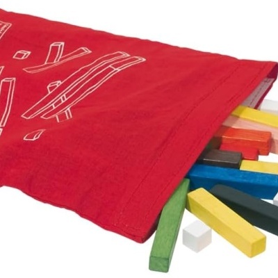 Saco vermelho com palitos de madeira coloridos espalhados