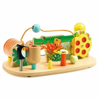 Lúdico brinquedo educativo de madeira colorida com animais e figuras diversas em fundo branco