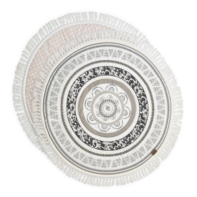 Tapete redondo com franjas e padrão floral em bege, branco e preto