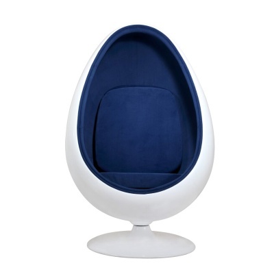 Cadeira Egg branca com interior azul escuro