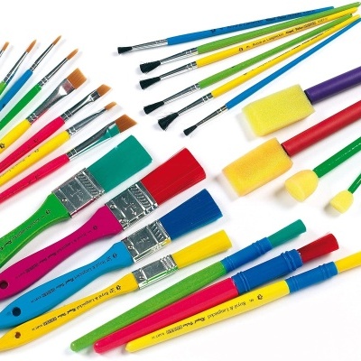 Conjunto de pincéis coloridos variados sobre fundo branco