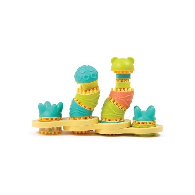 Brinquedo infantil colorido com várias peças de silicone e plástico