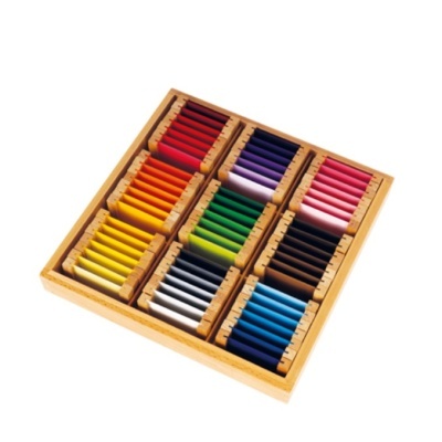 Conjunto de lápis de cera coloridos em caixa de madeira