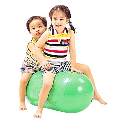 Crianças sentadas numa bola verde de exercício com roupas às riscas.
