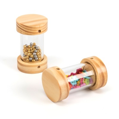 Dois tambores pequenos de madeira com plástico transparente contendo esferas e contas coloridas