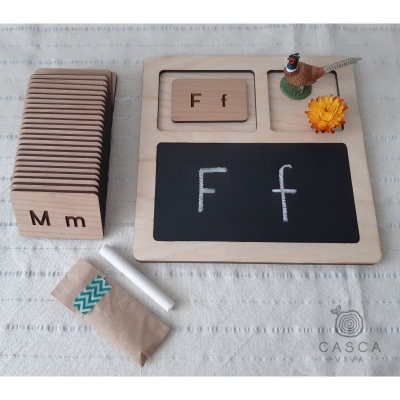 Conjunto de aprendizagem com placas de madeira, quadro negro e acessórios educativos