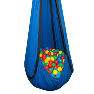 Baloiço azul com bolas coloridas