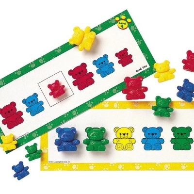Jogo educativo com tabuleiros e ursinhos coloridos para combinar padrões