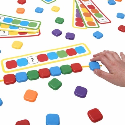 Jogo de tabuleiro colorido com peças quadradas e cartas com sequências de cores