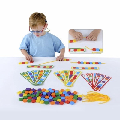 Brinquedo educativo colorido para criação de sequências com peças quadradas e cordões amarelos