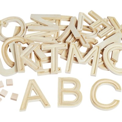 Letras do alfabeto em madeira clara dispostas num fundo branco