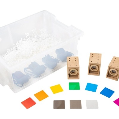 Conjunto educativo com blocos de madeira, contas, pastilhas coloridas e caixa plástica