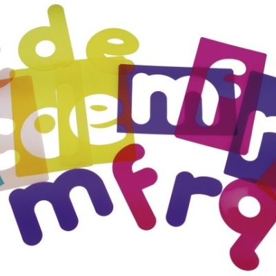 Peças de plástico coloridas com letras do alfabeto