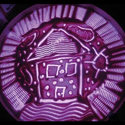 Desenho circular roxo em relevo representando uma casa estilizada