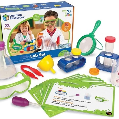 Conjunto infantil de laboratório com várias peças coloridas e caixa de embalagem da marca Learning Resources.
