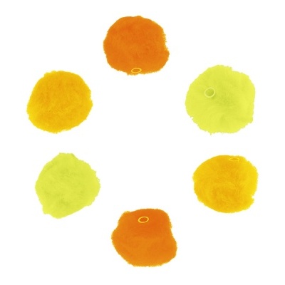 Seis pompons peludos amarelos e laranja com laços, dispostos em círculo